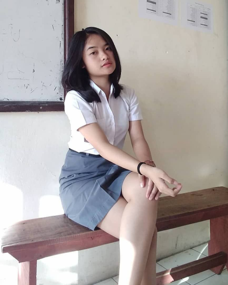 Paha Mulus Siswi SMA Seksi betis putih indah rok mini