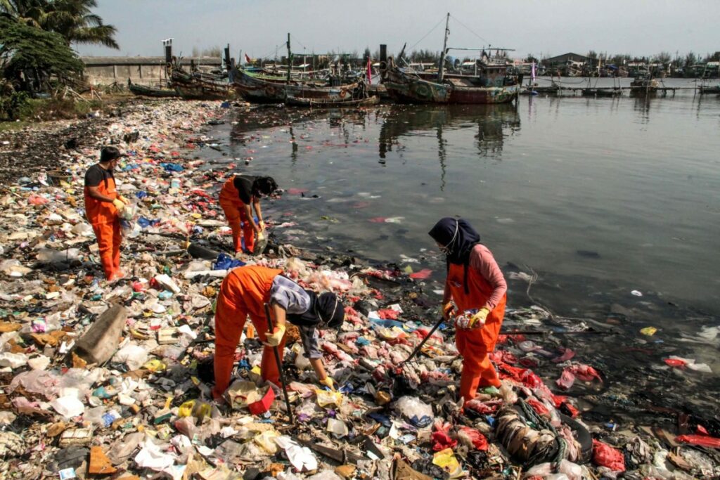 Polusi Air dengan sampah Plastik di sungai