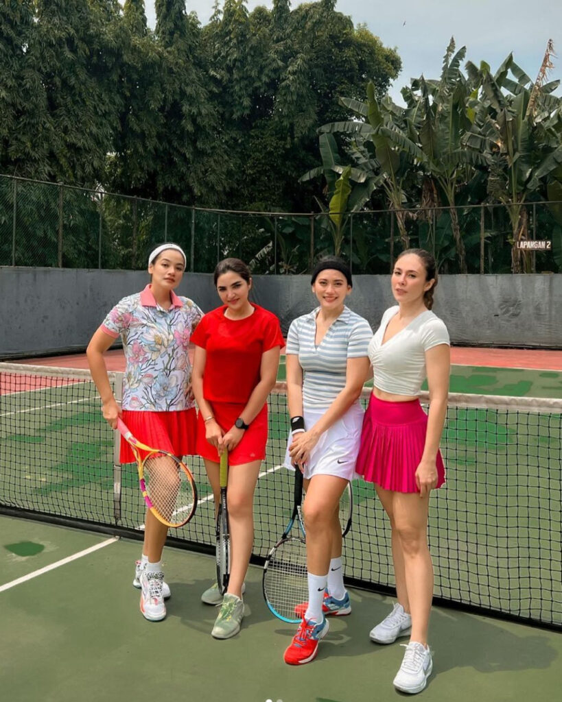 Paha Mulus Artis Wulan Guritno dan Ashanti Main Tenis Rok Mini Pink