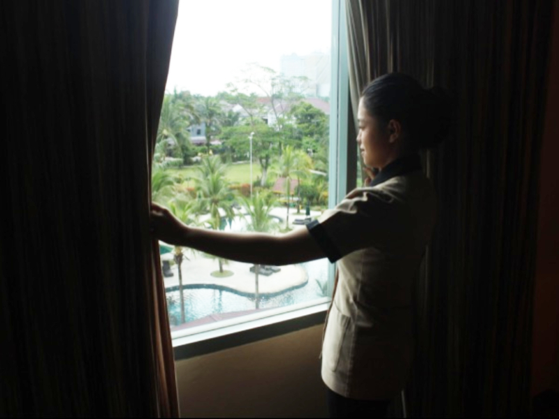 House Keeping Pelayan Hotel buka Jendela Tamu