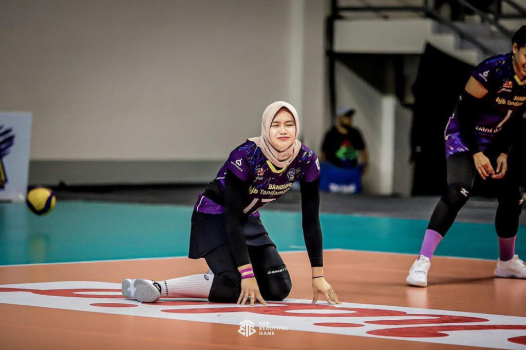 Atlet Voli Hijab di Lapangan Pakai Legging Hitam