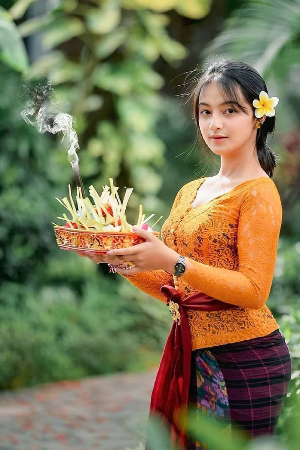 Gadis Bali Kebaya Tradisional Pakaian Sembahyang