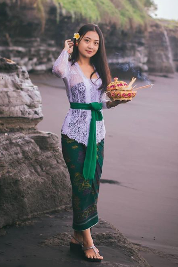 Kebaya Putih Gadis Bali Pakaian Sembahyang