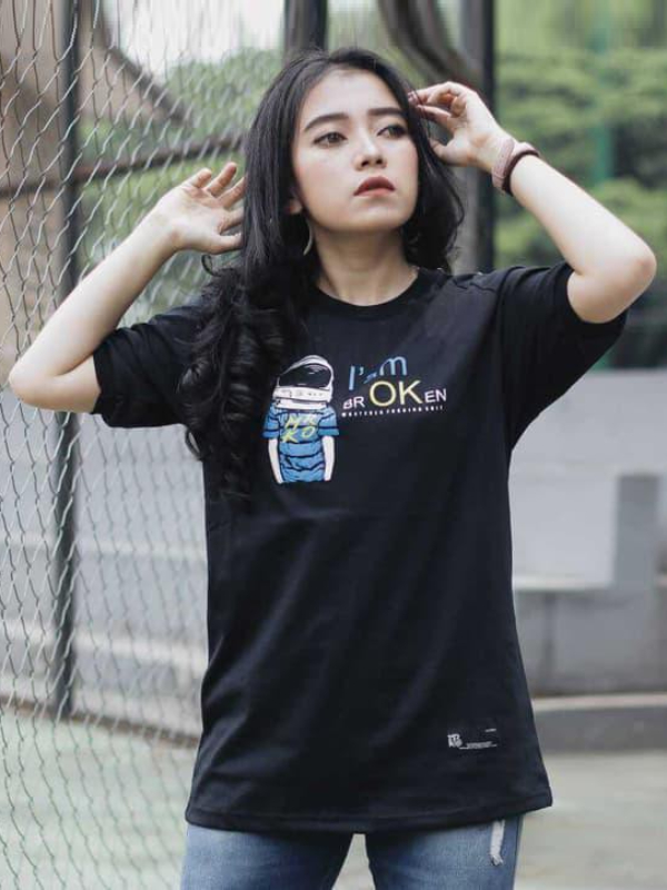 Cewek Jutek Cantik Model Kaos Distro