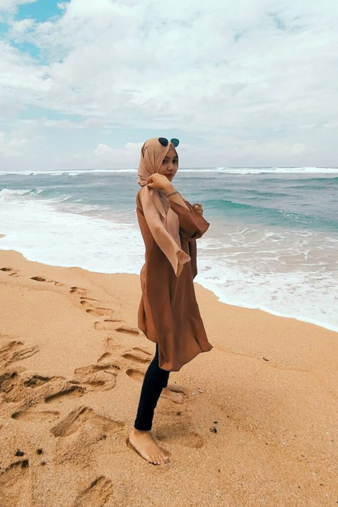 Nude Color Hijab Pantai cewek manis