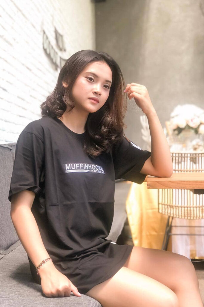Ayu Puspitha Busana Baju Kaos tidak pakai Celana di Rumah