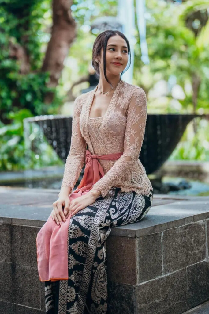 Anya Geraldine seksi kebaya Bali Brokat Transparan