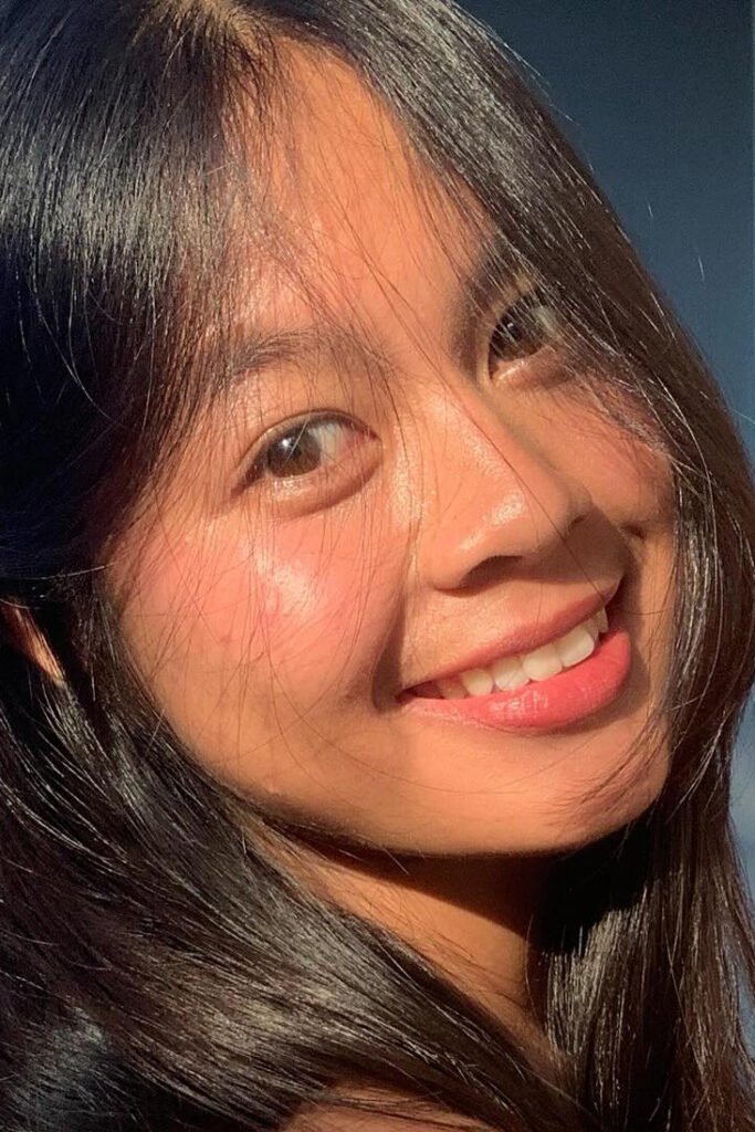 senyum manis mahasiswi manis