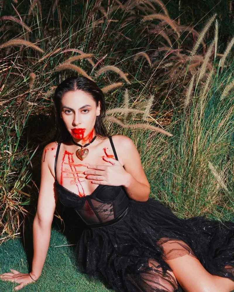 Valeira Thomas Seksi Kenakan Kostum Helloween