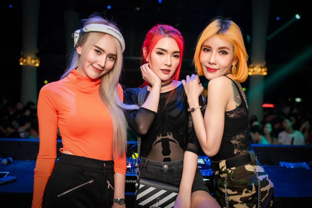 Cewek Seksi Dugem Pergaulan Bebas