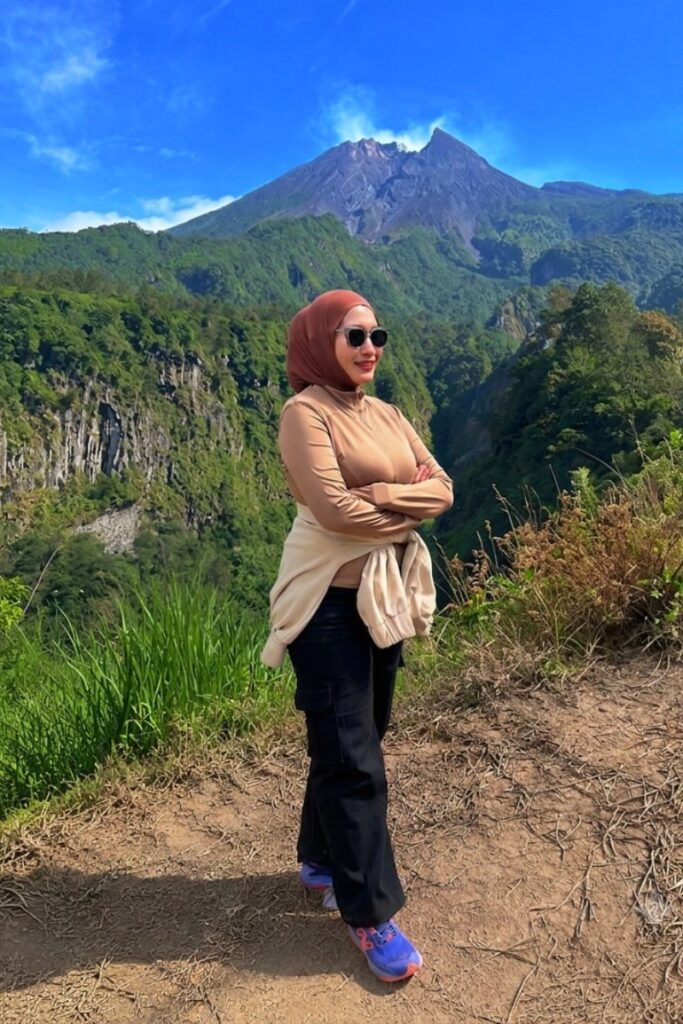 Cewek Hijab Ketat Jaket Ketat Traking Jalur PEndakian