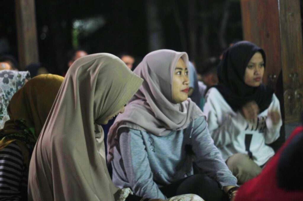Remaja Cantik Hijab Teman gaul Manis