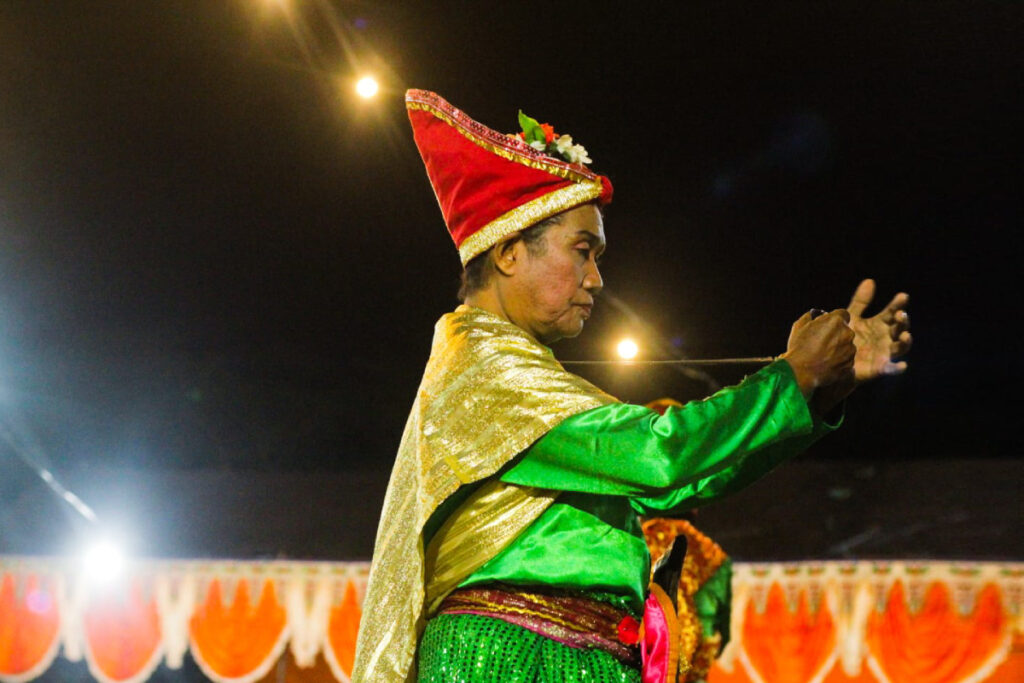 Atraksi Bissu Debus Tusk diri dengan Keris