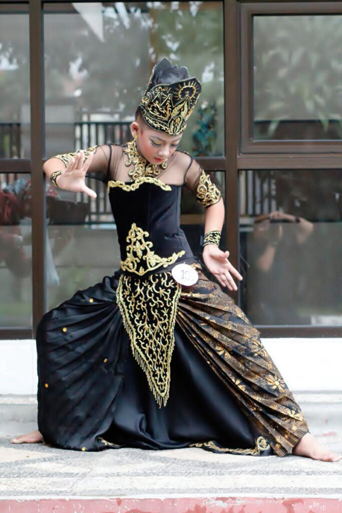 Tari Jaipong Suku Sunda Bandung