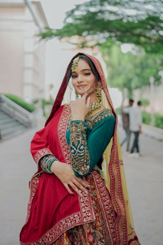 Wanita India dengan pakaian tradisional mirip Boneka Barbie