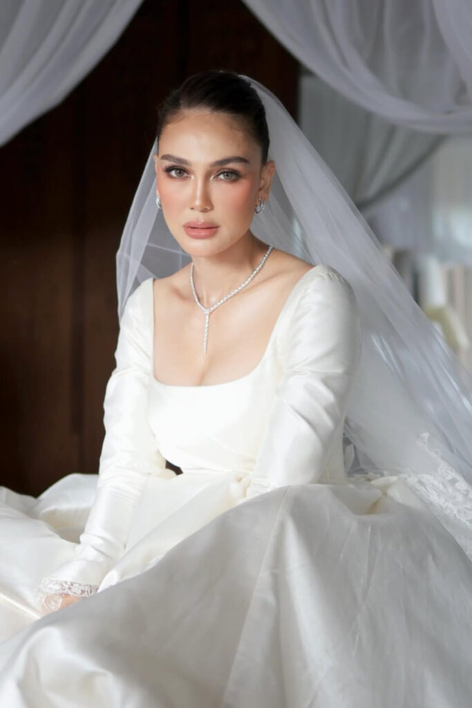 Gaun pengantin Seksi Artis Seni Peran Luna maya