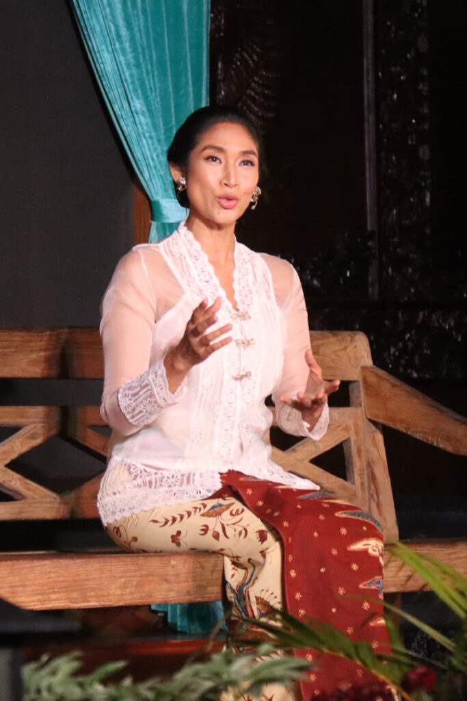 Happy Salma Artis Seni Peran Theater Baju kebaya