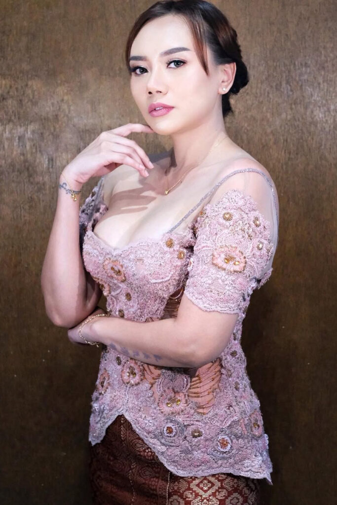 Kebaya Seksi Iva Lola Belahan Dadan Sensual