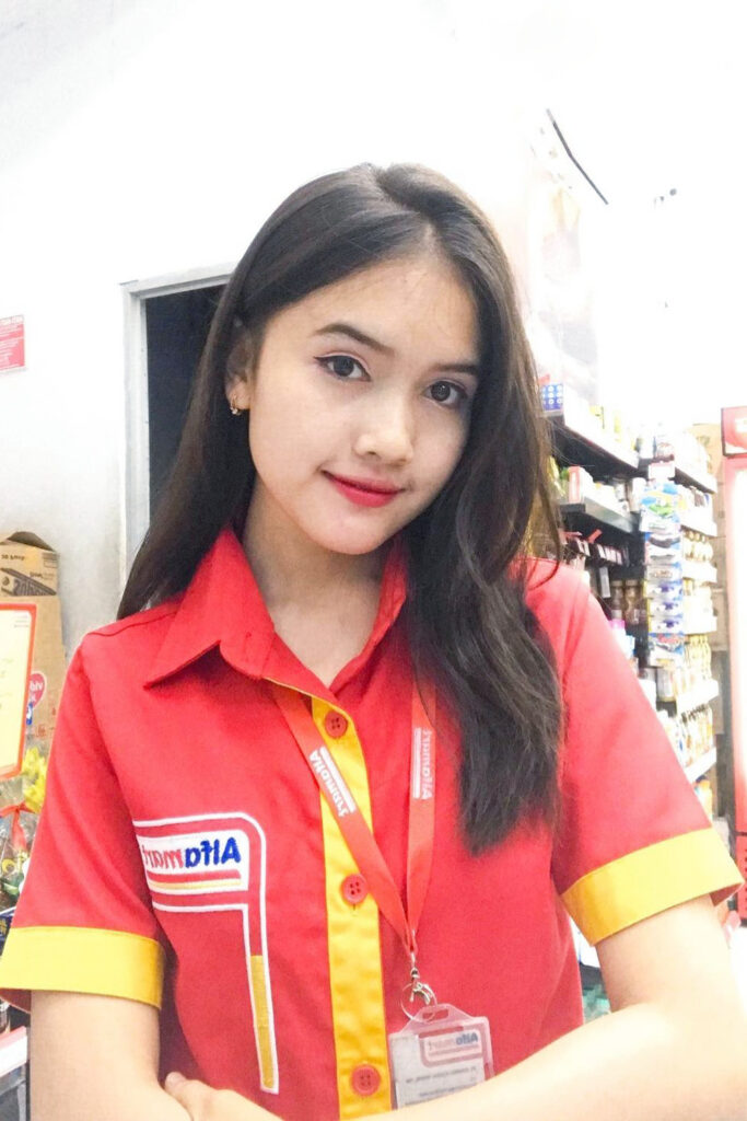 Kasir Cantik Alfamart Manis Janda Pirang