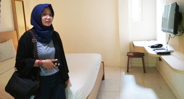 Cewek hijab Manis Kaos Tipis cantik di kamar Hotel