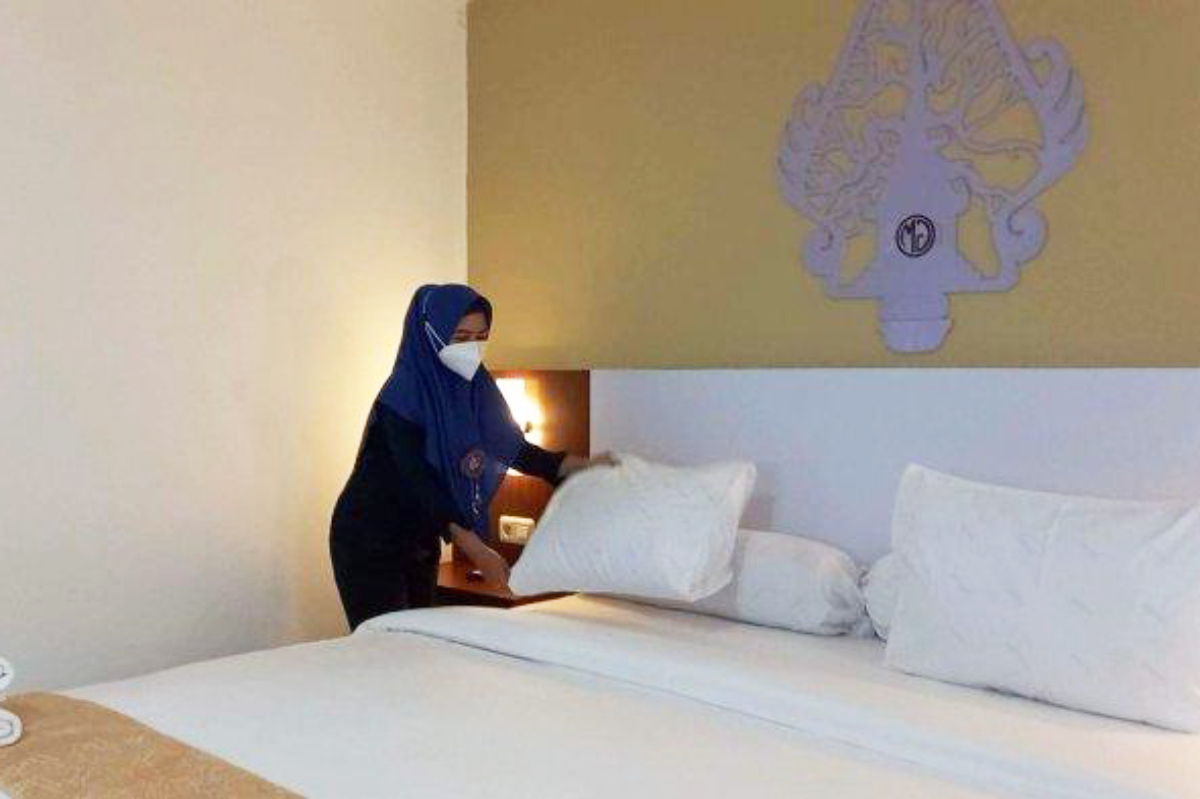 Cewek Hijab manis bersihkan Ranjang hotel Prakerin