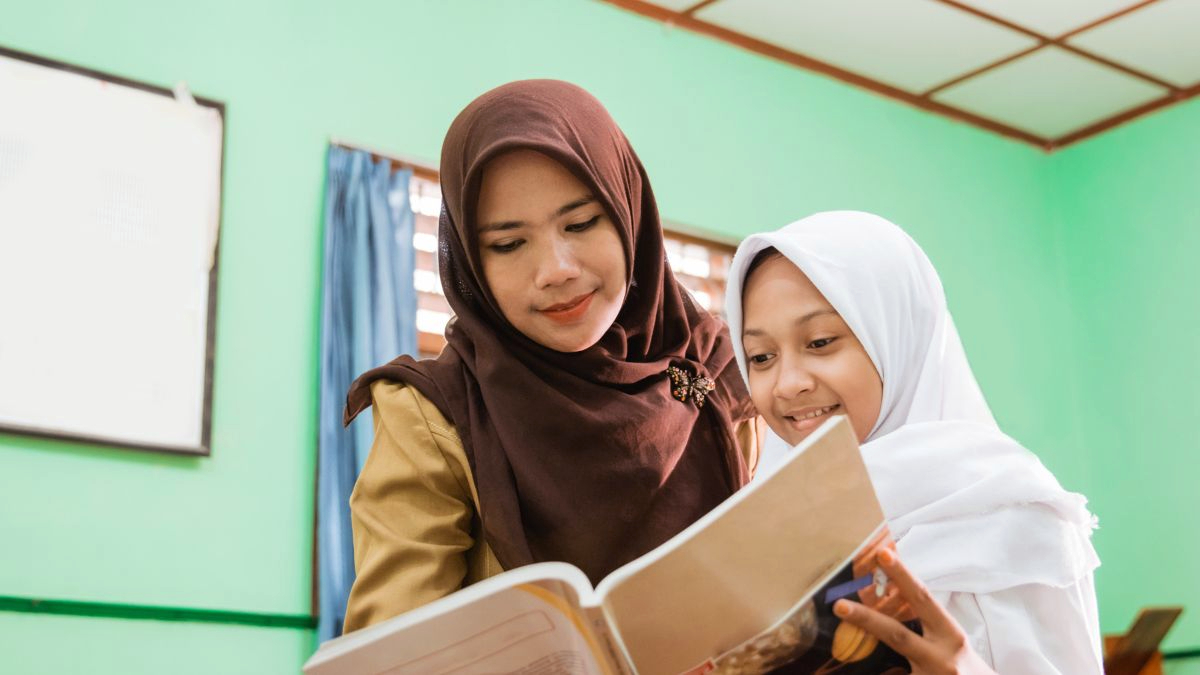 Guru Kelas SD berbeda dengan mata pelajaran seksi manis hijab kumis tipis