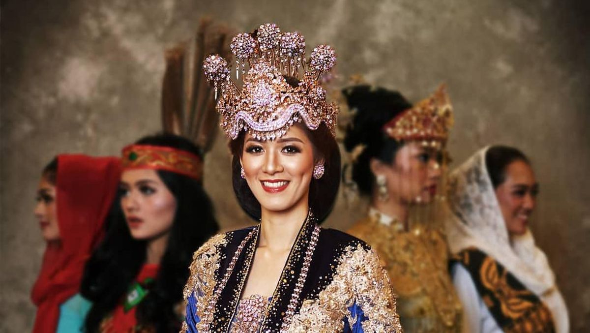 CEwek manis Kebaya Modern Indonesia