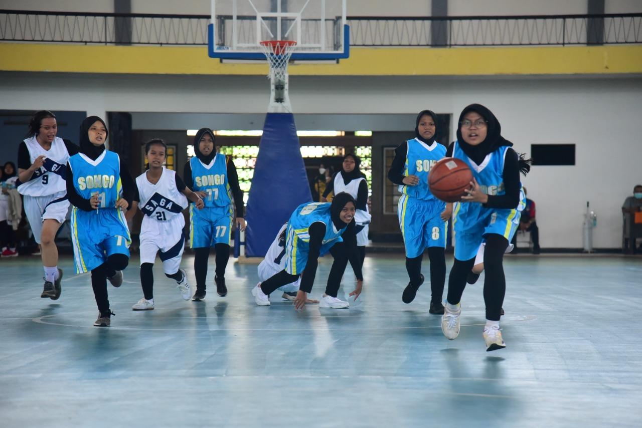 Siswi SMA Main Basket di Sekolah