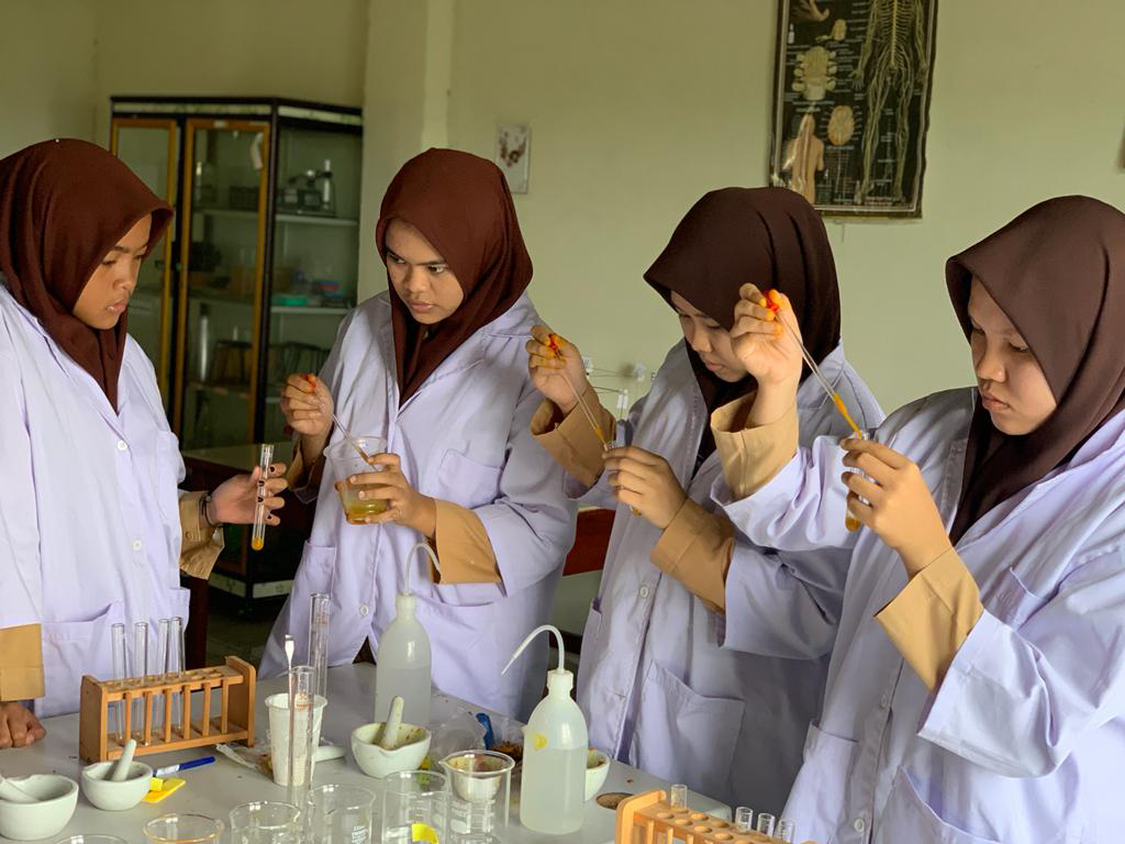 Siswi SMA Pramuka BElajar Kimia di Lab IPA SMA