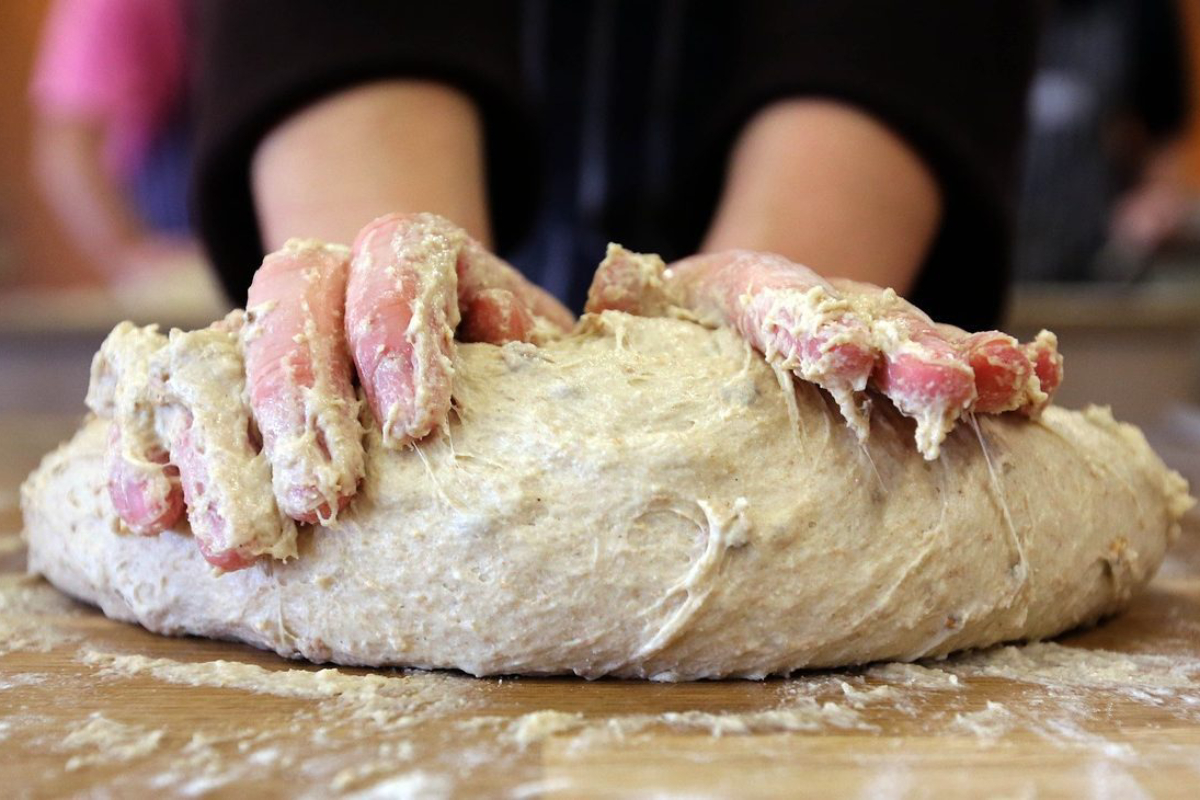 Laporan Praktikum Bioteknologi Pembuatan Roti Metode Fermentasi Ragi