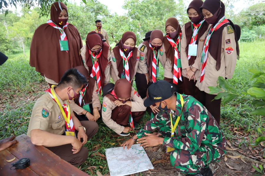 Seragam Siswi Pramuka SMA dilatih Tentara