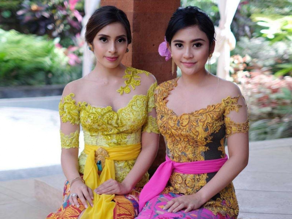 Busana Kebaya Bali Seksi Elegan