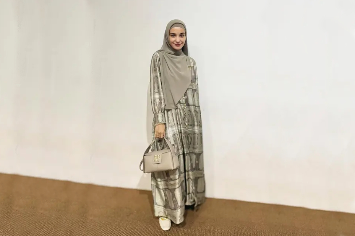Penampilan Gamis Sutra Manis Shireen Sungkar