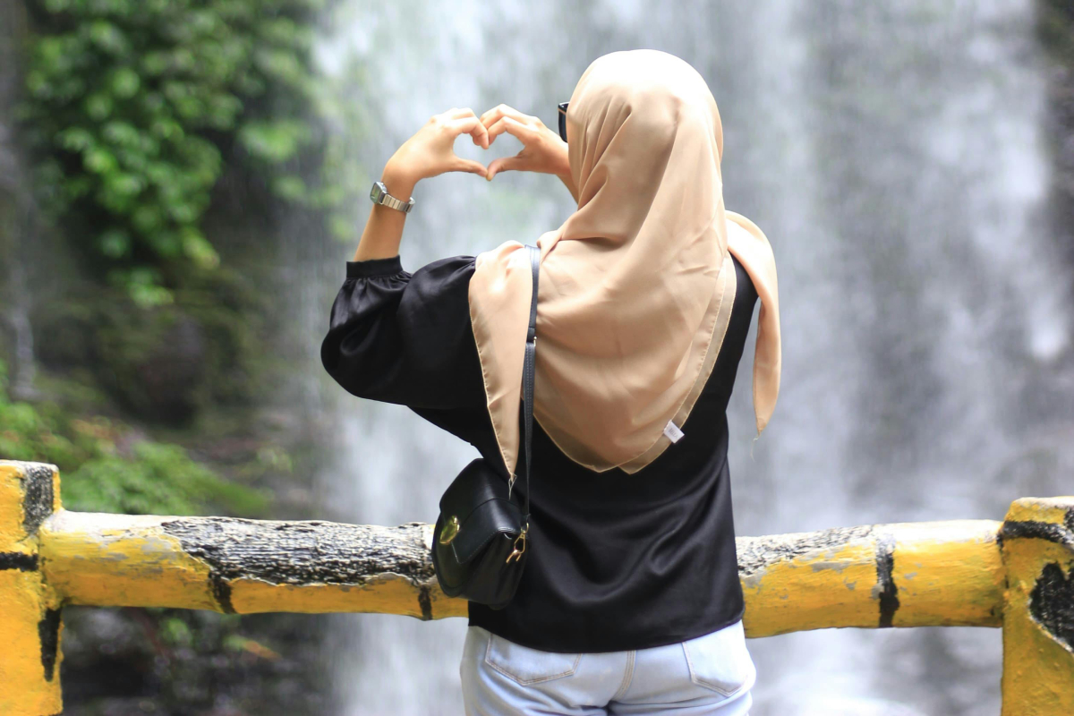 Cewek Hijab Cantik Rekreasi di Air Terjun Backpose