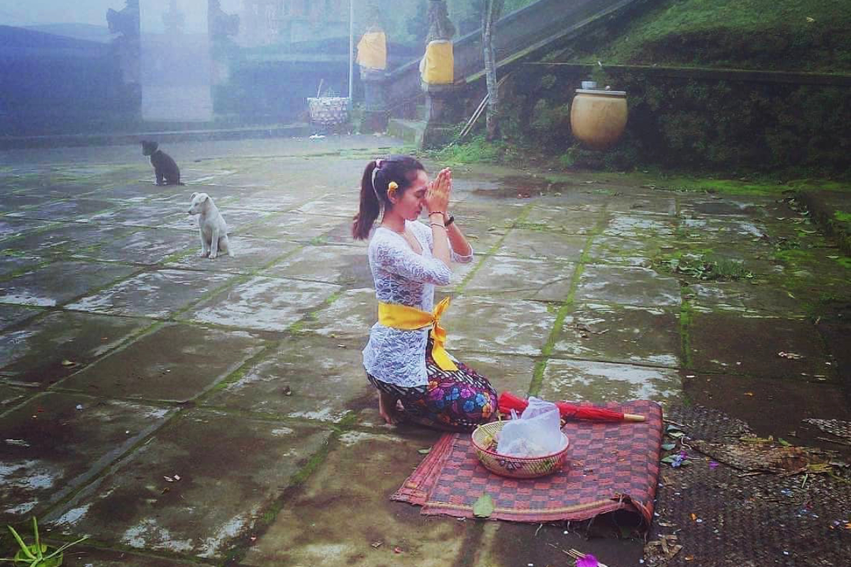 Kebaya Cantik Pakaian Sembahyang Umat Hindu Cewek Bali Seksi