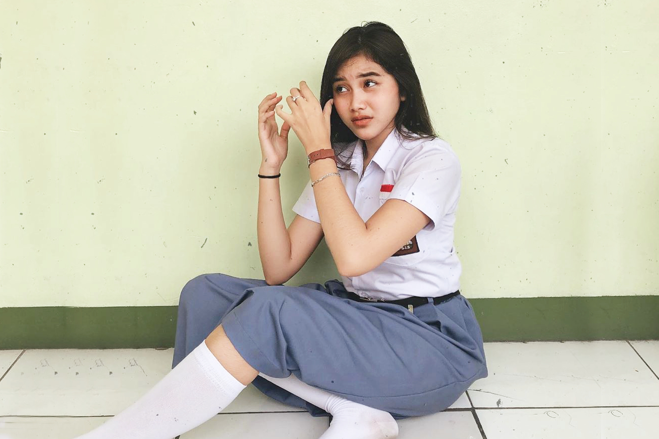 Siswi SMA Cantik dan Manis Duduk Manis