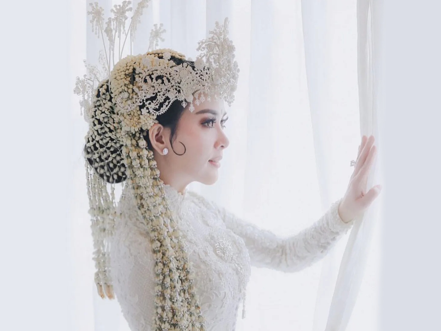 Cewek Sunda Pakai Siger